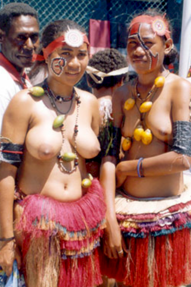 アフリカの部族の女の子のおっぱい 裸の女の子とその猫