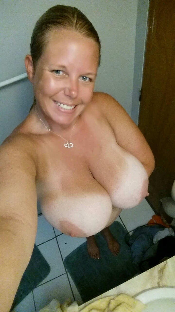 mature amateur mom nude selfies