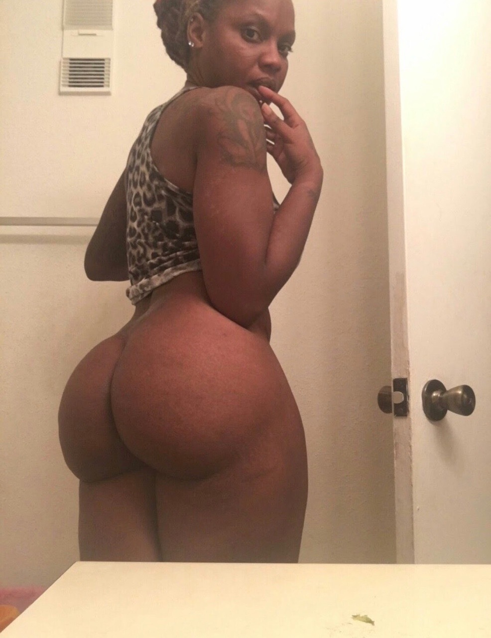 Ebony Naked Shaking Ass