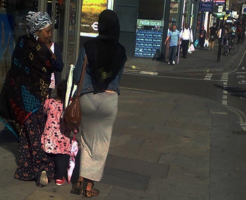 Скрытый камера мусульманский. Стрингах девушки хиджабе. Нижнее белье под хиджабом. Трусы в хиджабе. Мусульманки в просвечивающих платьях.