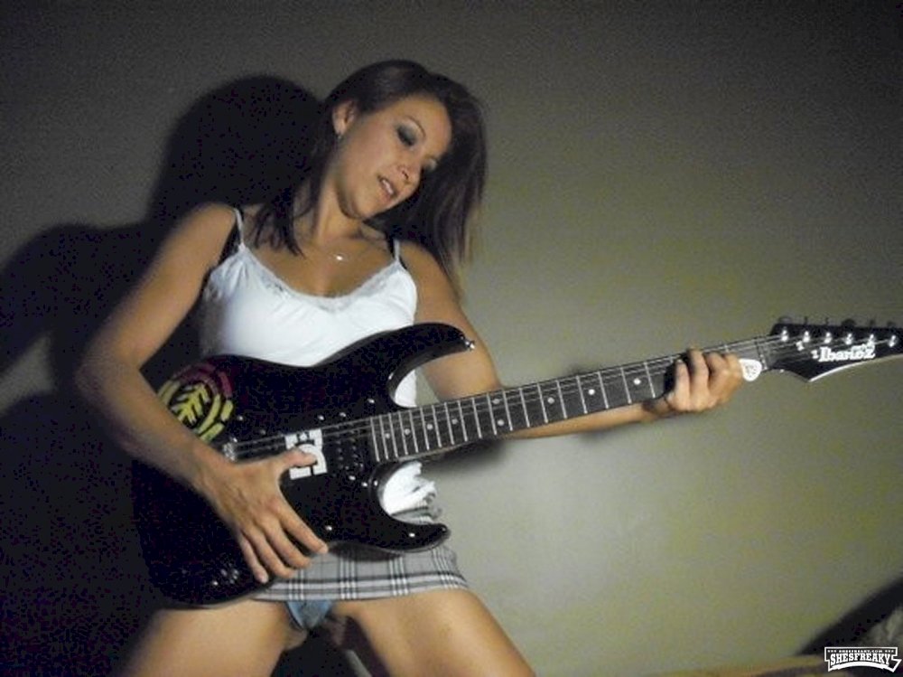 Canadian Bitch And Her Guitar Shesfreaky 8423
